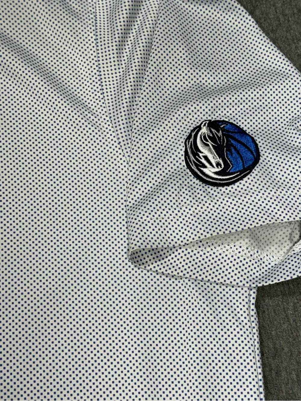 johnnie-O Dallas Mavericks Performance Polo Men’s L Blue White Geometric Check